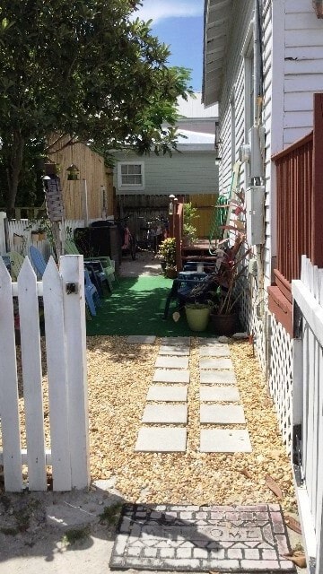 Building Photo - 2 bed + Den 1 bath Single Family House in Bahama Village