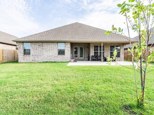 Building Photo - 910 Redfree Dr