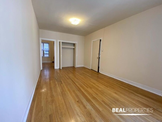 Building Photo - 1 bedroom in CHICAGO IL 60613