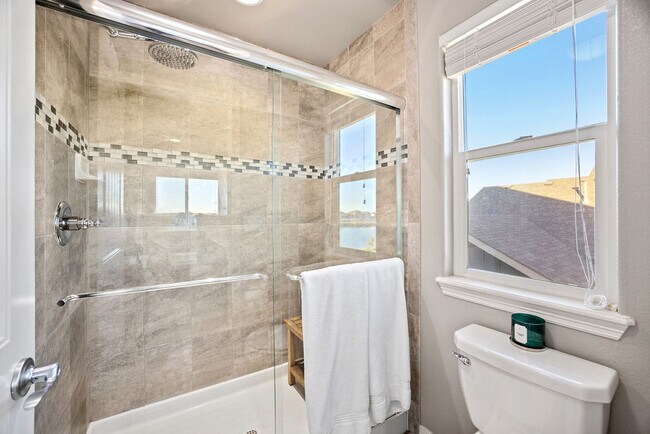 Building Photo - 580 Boxwood Dr