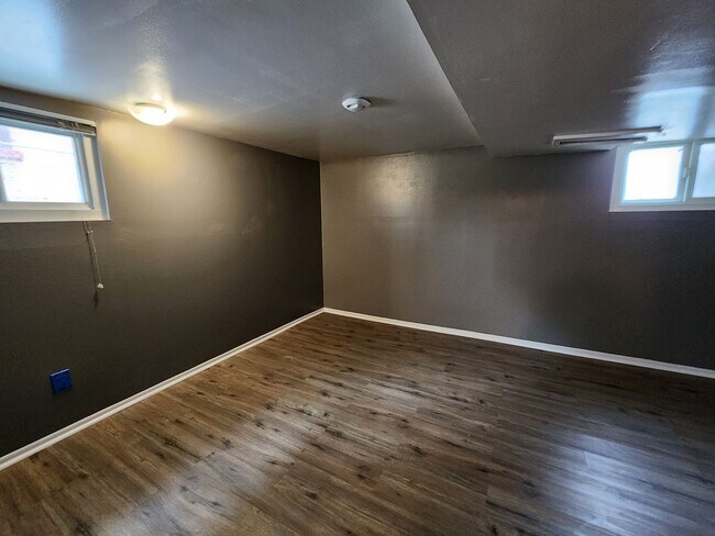 Building Photo - F99if500 (Duplex) ***