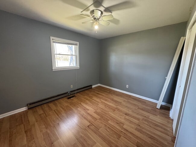 Building Photo - 2-3 bed/ 1 bath duplex with Carport