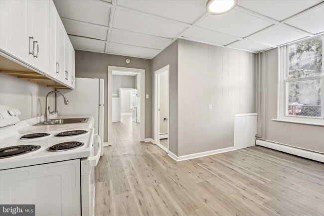 Building Photo - 210 2nd Ave