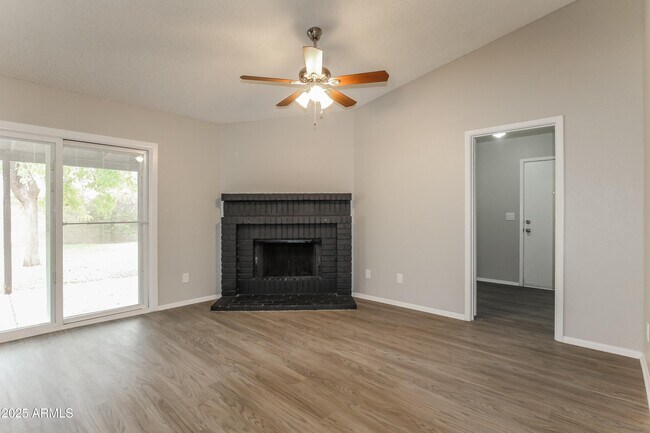 Building Photo - 7619 W Hope Dr