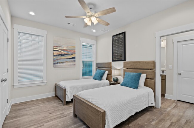 Building Photo - Luxurious Furnished Downtown Cottage - Mid...