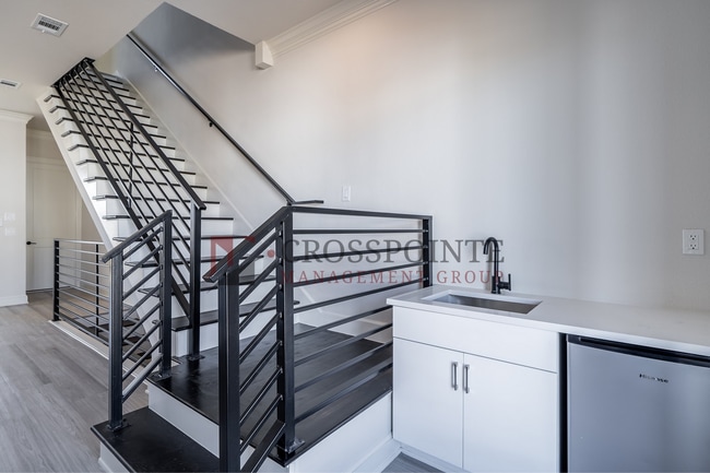 Building Photo - Luxury 3 bedroom, 3.5 Bath, 2 Car Garage Townhome- Fully Furnished!