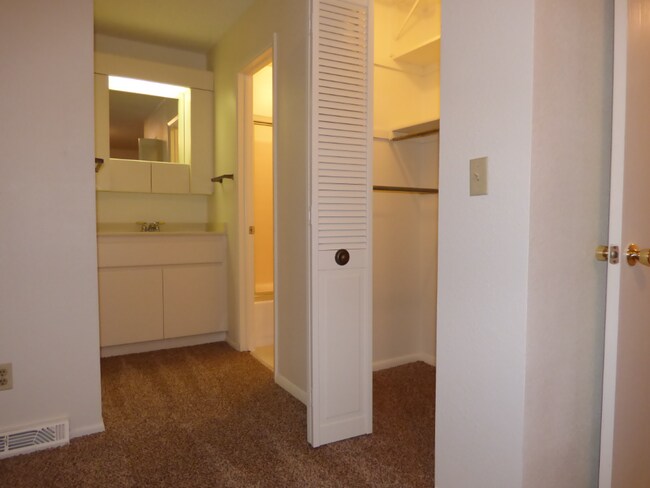 Building Photo - Spacious 2BR/2.5BA in Lakewood!