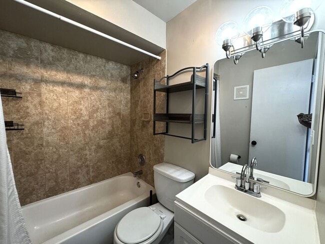 Building Photo - Updated 1/1 Villa