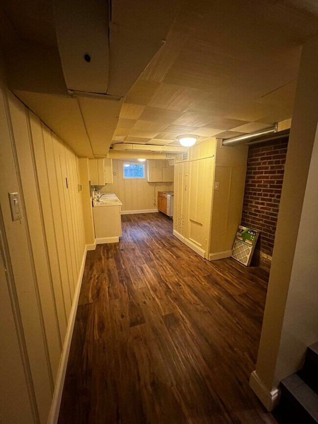 Building Photo - 2404 Darrow St