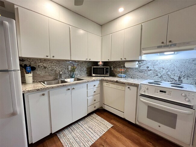 Building Photo - 6239 Bay Club Dr