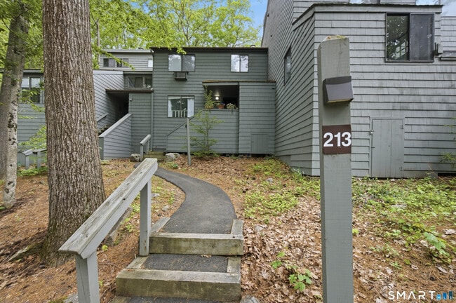 Building Photo - 213 Ledge Dr