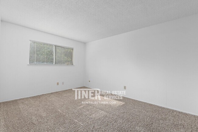 Building Photo - Charming Carmichael Duplex with Water Sewe...