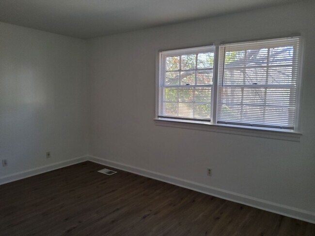 Building Photo - 2841 Tully Square