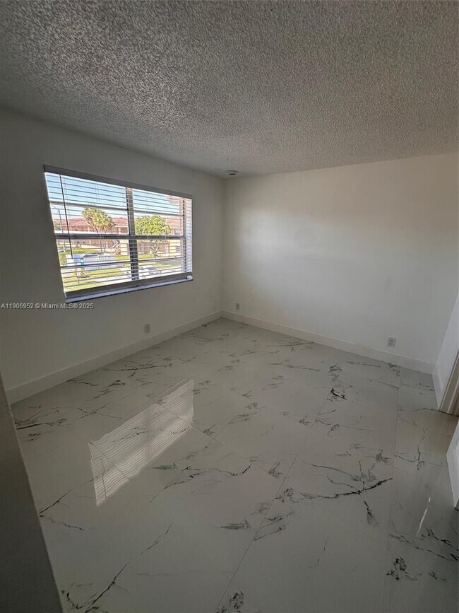 Building Photo - 1021 Twin Lakes Dr