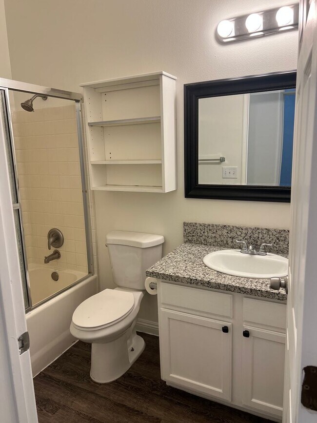 Building Photo - 1548 N Valencia Ct