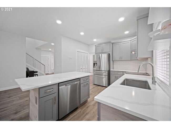 Building Photo - 4 Bedroom 2.5 Bath Home Recently Updated with Modern Finishes