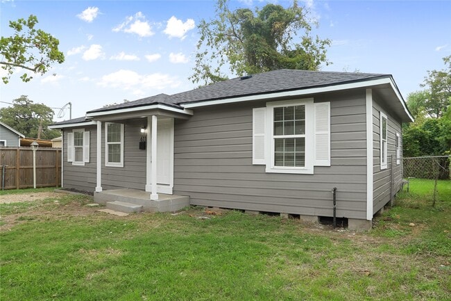 Building Photo - 611 93rd St