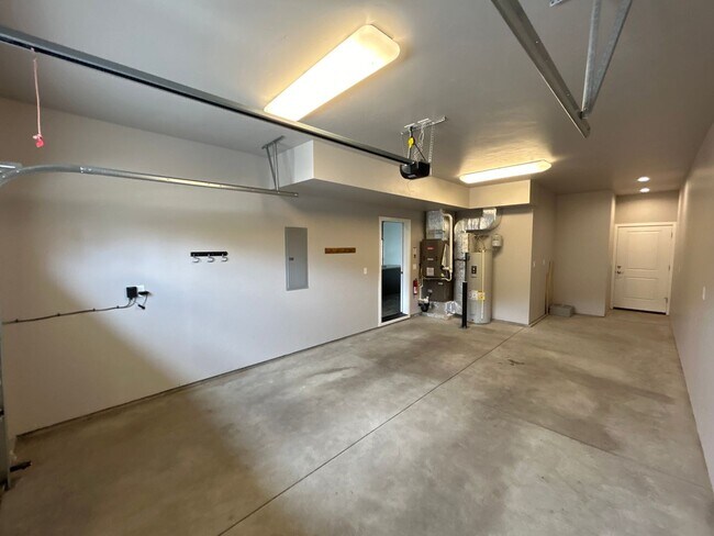 Building Photo - 2 Primary Bedroom Suites / 2.5 Bathroom Townhouse in Redmond OR