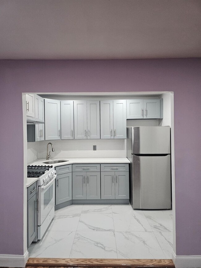 Building Photo - 918 E 107th St