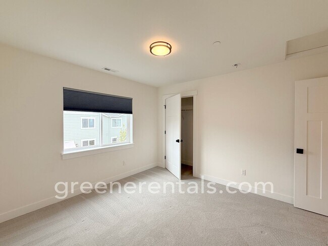 Building Photo - 2545 Natola Dr SE