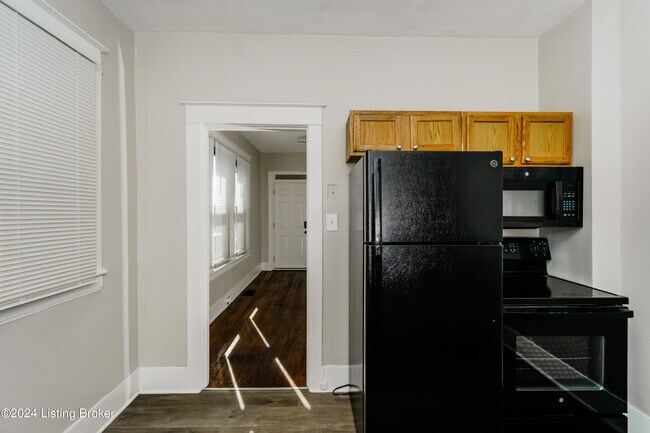 Building Photo - 2133 W Lee St