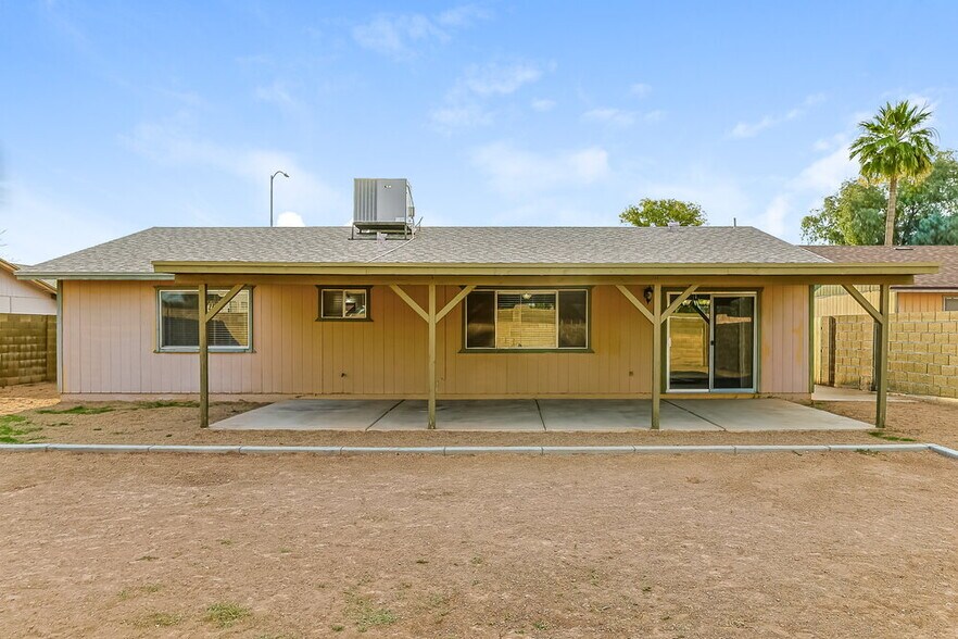 Building Photo - 664 S Robin Ln