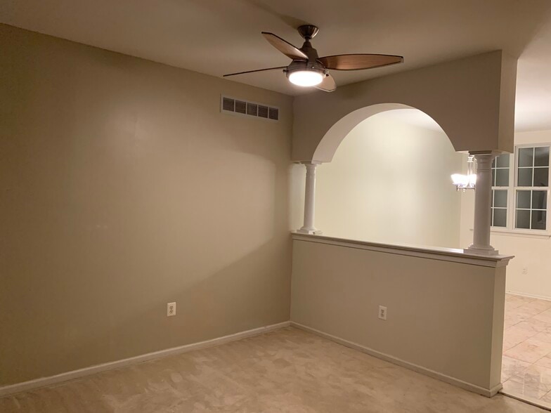 Building Photo - 47 Wicklow Rd