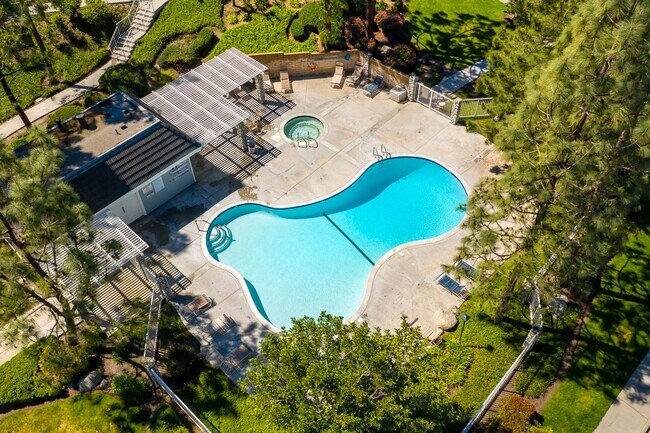 Building Photo - ADORABLE 3+2 CORNER UNIT & 2-CAR GARAGE!