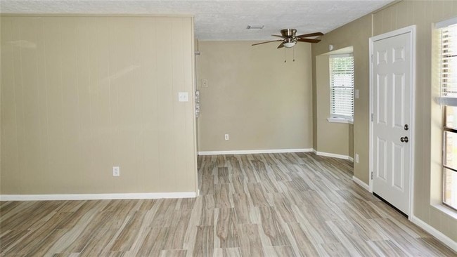 Building Photo - 7323 Woodoak Dr