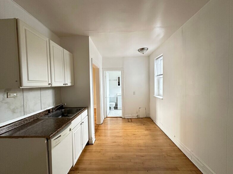 Building Photo - 4409 N Kenneth Ave