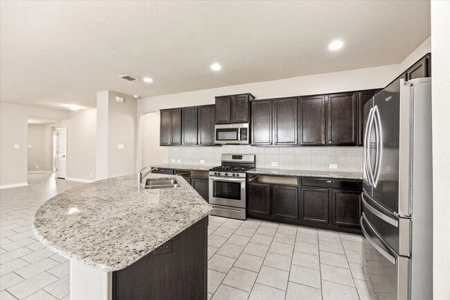 Building Photo - Large, 4 bedroom single story in a beautiful community full of amenities for you to enjoy!