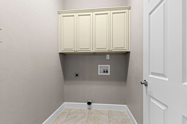Building Photo - RARE TO FIND !!! TWO ENSUITE MASTER BEDROO...