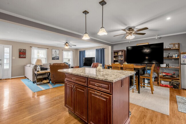 Building Photo - 653 Mt Vernon Dr