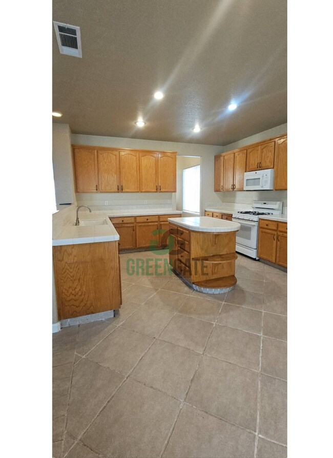Building Photo - Spacious 4 Bedroom in Manteca!!! Ready