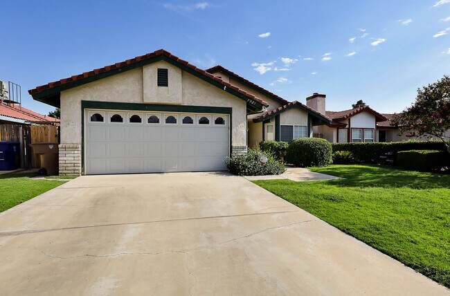 Building Photo - 3 Bedrooms with an office in Southwest Bakersfield!!