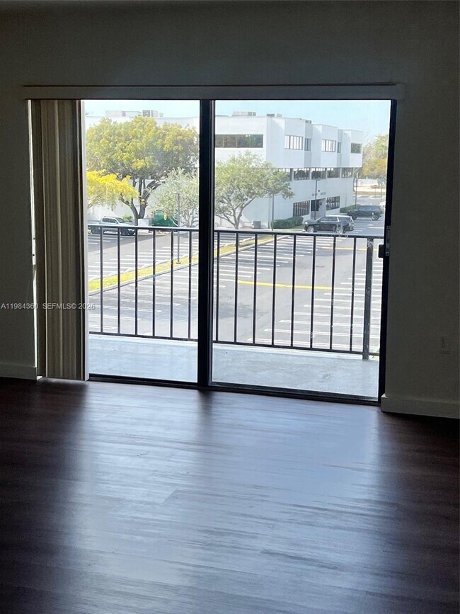 Building Photo - 10431 N Kendall Dr