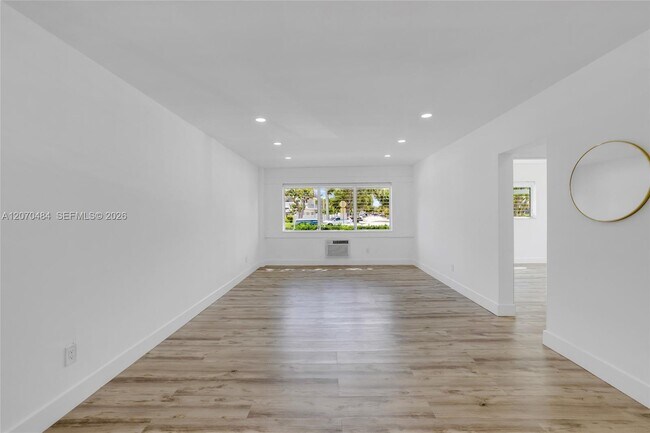 Building Photo - 2250 Bay Dr
