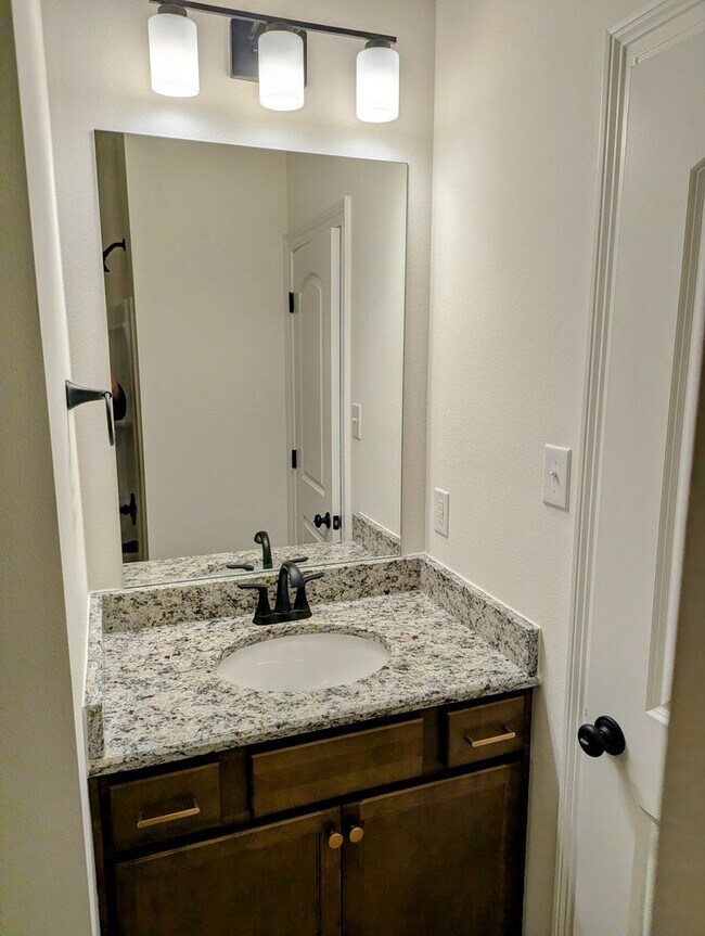 Building Photo - Welcome to Metairie Place!