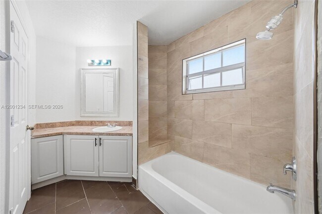 Building Photo - 902 SW 8th Pl