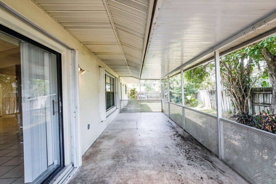 Building Photo - 5525 SW 118th Ave