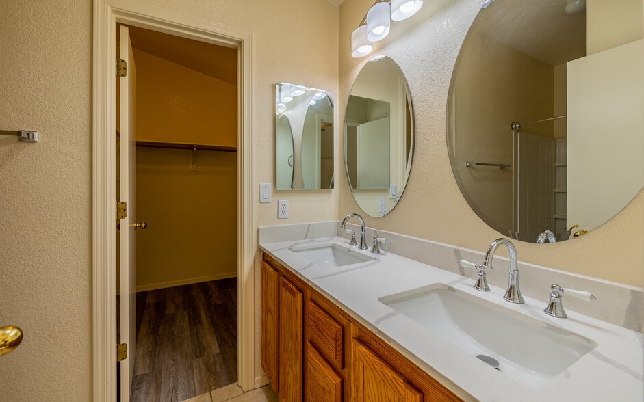 Master Bath - 10397 E Rose Hill St