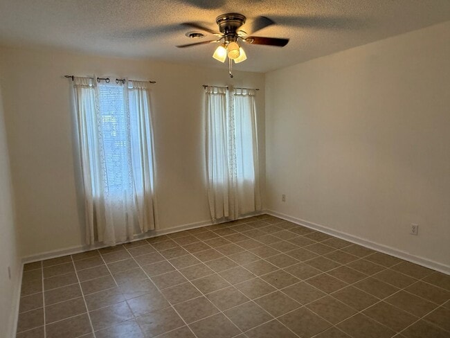 Building Photo - Beautiful Home behind ETSU and 5 minute drive to VAMC