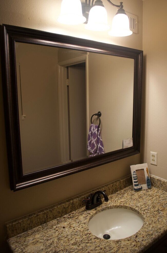 Building Photo - AUGUST PRE-LEASE!  Spacious 4 Bedroom 2 Bathroom Home CLOSE TO CAMPUS