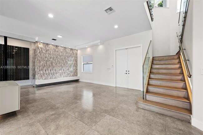 Building Photo - 552 Palm Dr