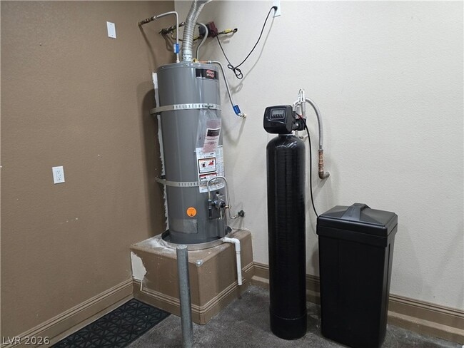 Building Photo - 927 Via Canale Dr