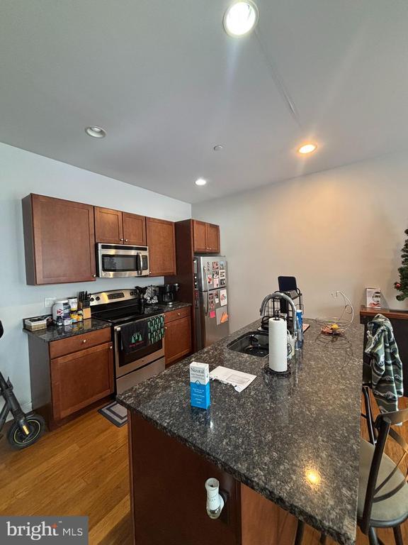 Building Photo - 3862 Lancaster Ave