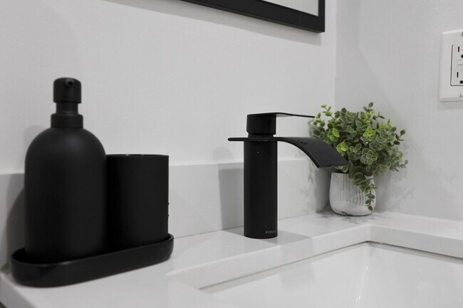 Building Photo - 5912 36th Ave