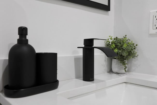 Building Photo - 6006 Queens Chapel Rd