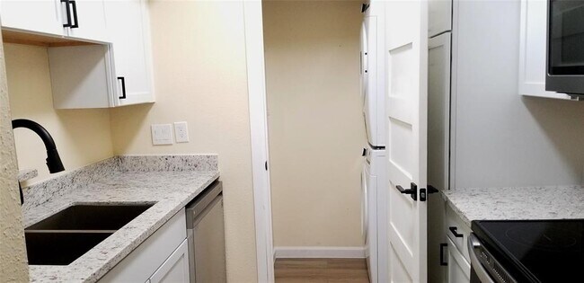 Building Photo - 6602 Harbor Town Dr