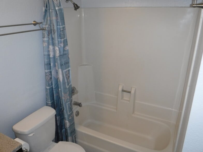 Building Photo - 712 N Santa Barbara #16